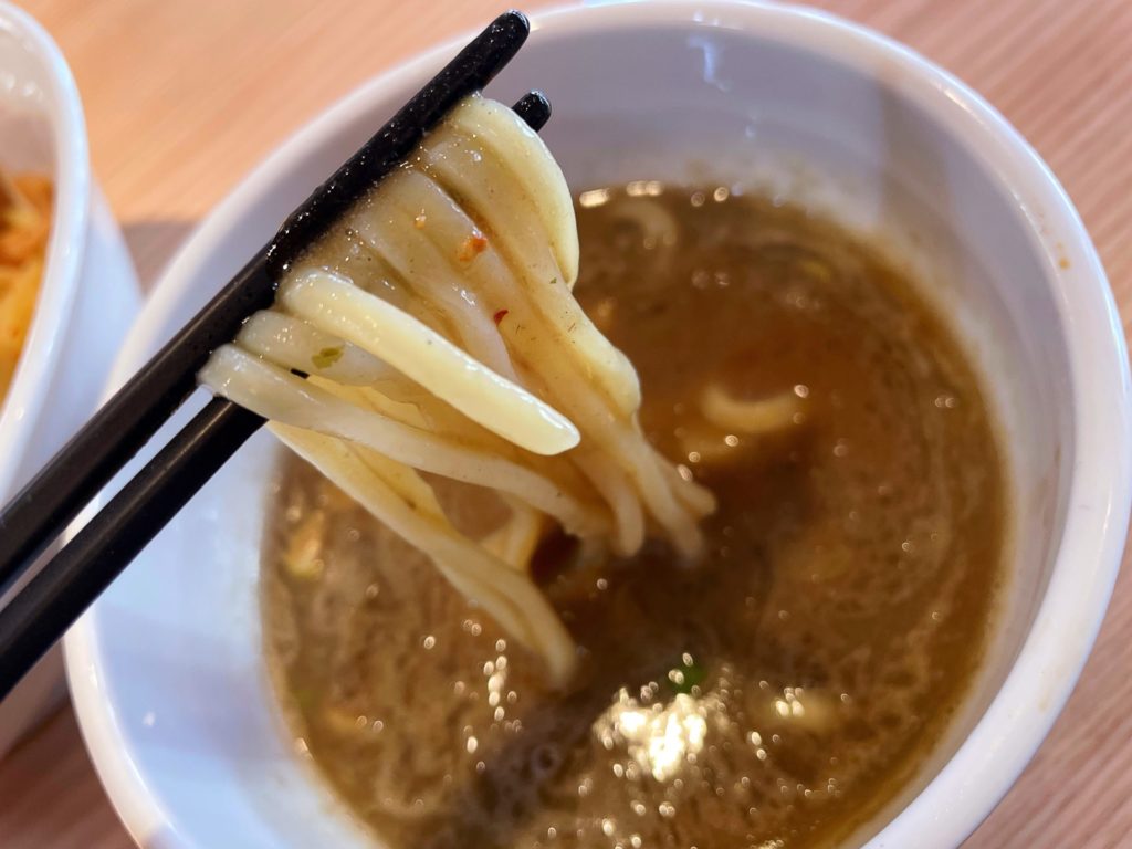 太麺に絡みつくスープ