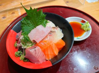 和歌山県西牟婁郡白浜町で海鮮丼を食らう